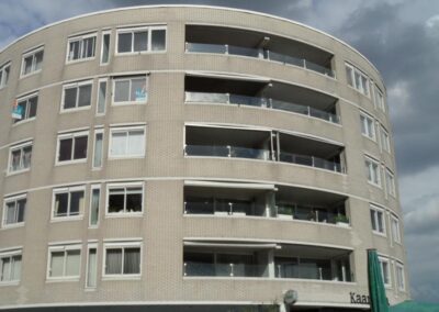 Plaatsen van balkonglas