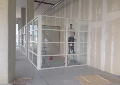 Geluidswerend glas in nieuw te bouwen kantoren geleverd en geplaatst.