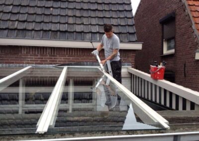 Gelaagd glas leveren en plaatsen in een serre.