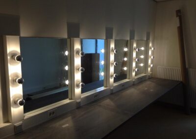 In het nieuwe Theater de Stoep in Spijkenisse hebben wij 83 spiegels mogen plaatsen in de kleedkamers en toiletten.